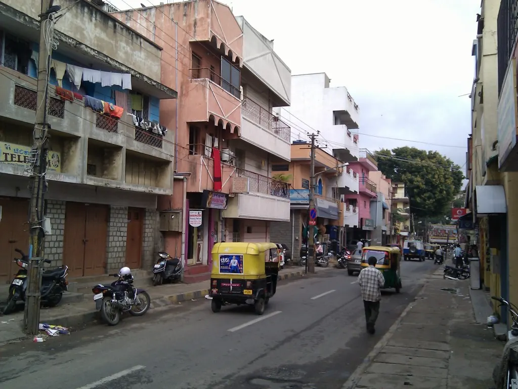 Street scene on Guttahalli Main Road - panoramio.