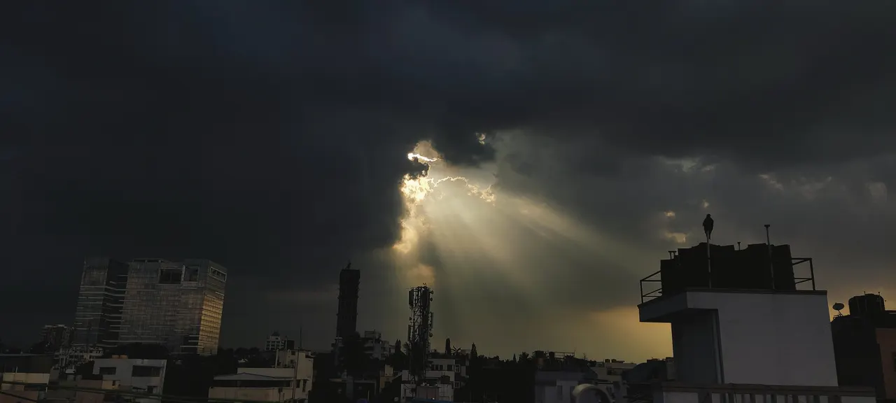 Evening sky in Vasanth nagar, Bangalore (2022).